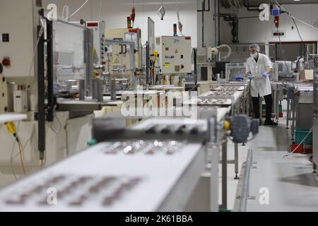 Wernigerode, Deutschland. 11. Oktober 2022. In der Schokoladenfabrik Wergona Rollen Adventskalender vom Produktionsband. Die Produktion des Weihnachtskalenders befindet sich derzeit in der Endphase. Die Adventskalender und Weihnachtsschokoladen aus Wernigerode haben eine lange Tradition und werden in viele Länder exportiert. Quelle: Matthias Bein/dpa/Alamy Live News Stockfoto