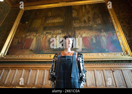 AI-Da Robot posiert in den Houses of Parliament in London für Bilder, bevor er als erster Roboter im House of Lords Geschichte schreibt. In der Jungfernrede von AI-Da Robot wird die Rolle von maschinellem Lernen, maschineller Kreativität und künstlicher Intelligenz in der britischen Kreativwirtschaft untersucht. Bilddatum: Dienstag, 11. Oktober 2022. Stockfoto