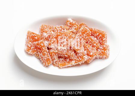 Fruchtgelee in einer weißen Schüssel. Hausgemachte Süßfrucht-Geelee-Dessert mit starkem Geschmack, aus pürierten Früchten wie Quitte. Stockfoto