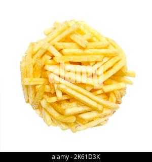 Gesalzene Kartoffelstäbchen, Snack-Kreis von oben, isoliert auf weißem Hintergrund. Auch als Shoestring Kartoffeln, beliebte Snack-und Kartoffelchips-Variante. Stockfoto