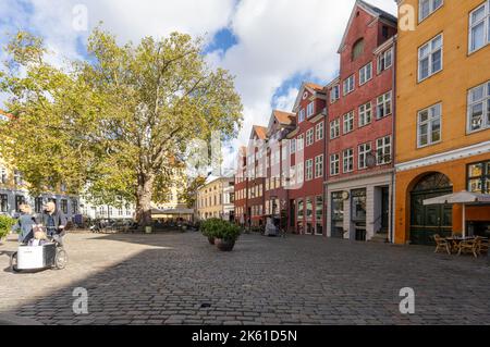 Kopenhagen, Dänemark. 2022. Oktober. Auf einem charakteristischen Platz im Stadtzentrum sitzen die Menschen in der Sonne Stockfoto