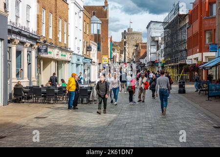 Ein Blick auf die Peascod Street in Windsor mit Blick auf Windsor Castle. Stockfoto