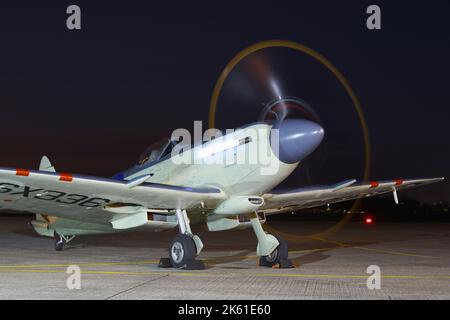 Vickers Supermarine Seafire XVII, SX336, Navy Wings, RNAS Yeovilton bei Nacht, Stockfoto