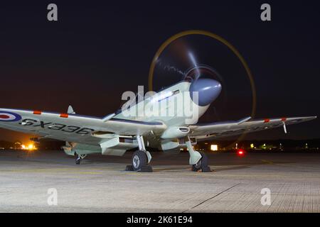 Vickers Supermarine Seafire XVII, SX336, Navy Wings, RNAS Yeovilton bei Nacht, Stockfoto