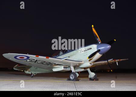 Vickers Supermarine Seafire XVII, SX336, Navy Wings, RNAS Yeovilton bei Nacht, Stockfoto