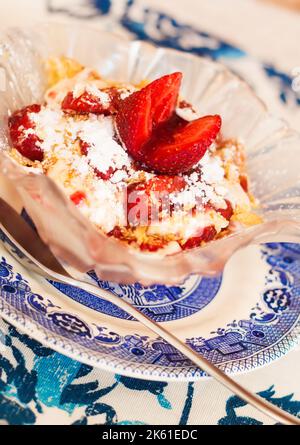 Mille-feuille mit Erdbeeren, selektiver Fokus Stockfoto