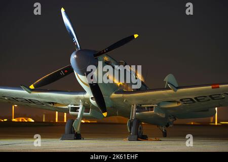 Vickers Supermarine Seafire XVII, SX336, Navy Wings, RNAS Yeovilton bei Nacht, Stockfoto