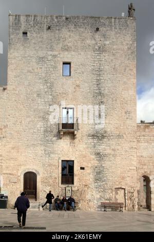 Cisternino, Apulien, Italien. Außenansicht des normannischen Turms aus dem 12.. Jahrhundert, der einst Teil der befestigten Stadtmauer war. Stockfoto