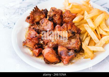 Eine einfache griechische marinierte Fleisch-und Kartoffelgericht, selektive Fokus Stockfoto