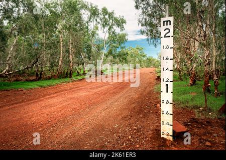 Hochwasserindikator auf einer Straße im australischen Outback. Stockfoto