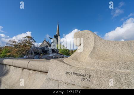 Kopenhagen, Dänemark. Oktober 2022. Blick auf den Gefion-Brunnen, einen 1908 erbauten Bronzebrunnen, der die nordische Gottheit Gefjun darstellt, mit der das Meer pflügt Stockfoto