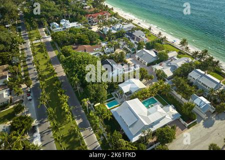 Blick von oben auf große Wohnhäuser in der Inselstadt Boca Grande auf Gasparilla Island im Südwesten Floridas. Amerikanische Traumhäuser wie Stockfoto