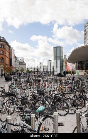 Kopenhagen, Dänemark. Oktober 2022. Panoramablick auf einen großen Fahrradpark im Stadtzentrum Stockfoto