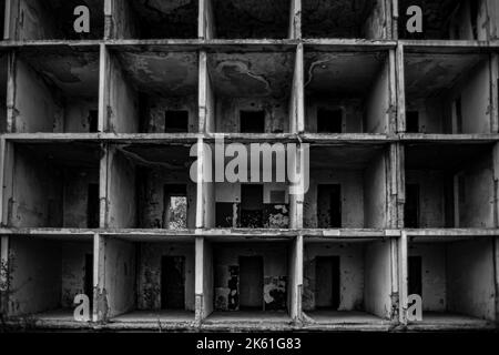Eine Graustufenaufnahme eines unvollendeten und verlassenen Wohnhauses aus der kommunistischen Ära Stockfoto