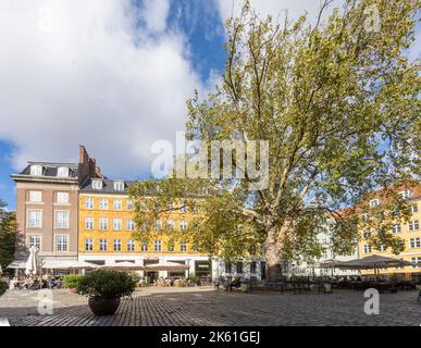 Kopenhagen, Dänemark. 2022. Oktober. Auf einem charakteristischen Platz im Stadtzentrum sitzen die Menschen in der Sonne Stockfoto