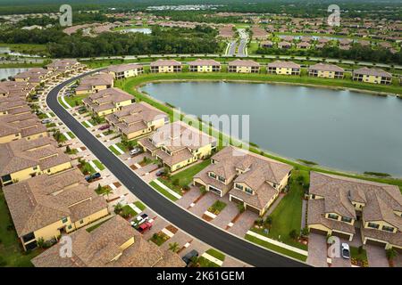 Luftaufnahme von dicht gepackten Häusern in Florida geschlossene Wohnclubs mit Seewasser in der Mitte. Familienhäuser als Beispiel für die Entwicklung von Immobilien Stockfoto