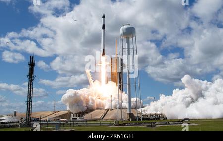 KENNEDY SPACE CENTER, FLORIDA, USA - 05. Oktober 2022 - Eine SpaceX Falcon 9-Rakete mit der Crew Dragon-Sonde des Unternehmens wird auf der NASA-Raumsonde Sp Stockfoto