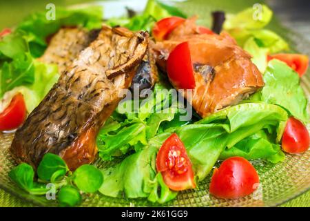 Geräucherter Brassen- und Lachs-Carpaccio mit Salat und Kirsche Tomaten (selektiver Fokus) Stockfoto