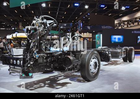 Sichtfahrwerk, Motor, Getriebe und Motor eines Mercedes-Benz Busses auf der LAT.BUS 2022 in der Stadt São Paulo zu sehen. Stockfoto