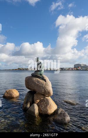 Kopenhagen, Dänemark. Oktober 2022. Die kleine Meerjungfrau Statue im Stadtzentrum Stockfoto