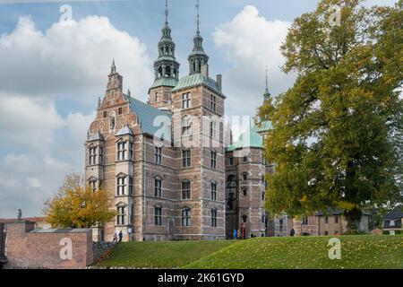 Kopenhagen, Dänemark. Oktober 2022. Blick auf Schloss Rosenborg. Ein holländischer Renaissance-Palast mit Gärten, Führungen und einem Museum, in dem die Kronjuwelen untergebracht sind Stockfoto