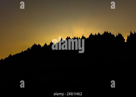 Skyline des Borobudur-Tempels bei Sonnenaufgang: Größtes buddhistisches Denkmal der Welt in der Nähe von Muntitan, Zentral-Java, Indonesien Stockfoto