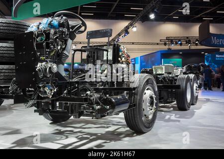 Sichtfahrwerk, Motor, Getriebe und Motor eines Mercedes-Benz Busses auf der LAT.BUS 2022 in der Stadt São Paulo zu sehen. Stockfoto