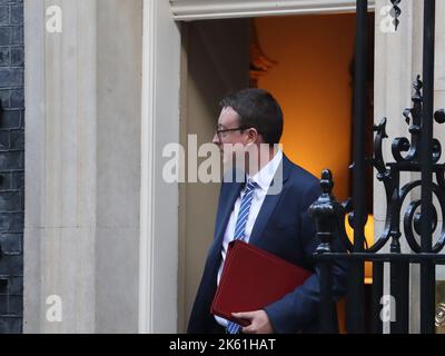 London, Großbritannien. 11. Oktober 2022. Simon Clarke, Staatssekretär für die Aufnivellierung, verlässt die Downing Street Nr. 10 nach der wöchentlichen Kabinettssitzung. Quelle: Uwe Deffner/Alamy Live News Stockfoto