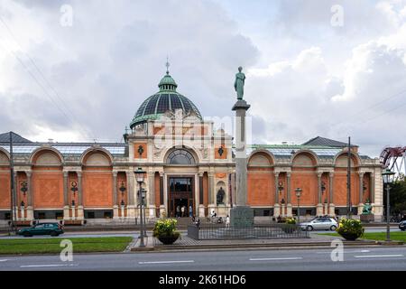 Kopenhagen, Dänemark. Oktober 2022. Außenansicht des NY Carlsberg Glyptotek Ausstellungszentrums mit der Dante Alighieri Säule im Stadtzentrum Stockfoto