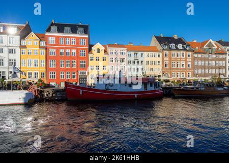 Kopenhagen, Dänemark. Oktober 2022. Die bunten Häuser des 17.. Und 18.. Jahrhunderts auf dem Nyhavn-Kanal, mit Holzbooten im Stadtzentrum Stockfoto