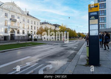 Kopenhagen, Dänemark. Oktober 2022. Bushaltestelle in einer Straße des Stadtzentrums Stockfoto