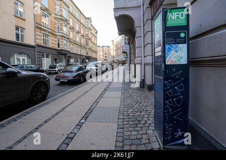 Kopenhagen, Dänemark. 2022. Oktober. Die Säule eines Parkzählers auf einer Straße im Stadtzentrum Stockfoto