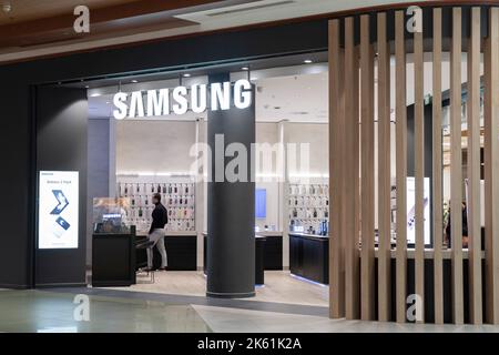 Sofia, Bulgarien - 30. Mai 2022: Strahlend weißes Logo des internationalen Unternehmens SAMSUNG in einem Einkaufszentrum Stockfoto