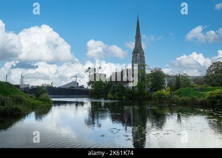 Kopenhagen, Dänemark. Oktober 2022. Außenansicht der St. Alban's Church eine traditionelle anglikanische Kirche, die 1887 mit einem Turm und Buntglas geweiht wurde Stockfoto