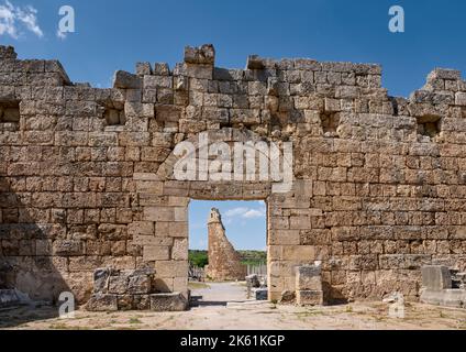 Altes Tor durch die Stadtmauern in die Ruinen von Perge, Ruinen der römischen Stadt Perge, Antalya, Türkei Stockfoto