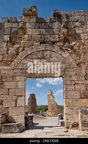 Altes Tor durch die Stadtmauern in die Ruinen von Perge, Ruinen der römischen Stadt Perge, Antalya, Türkei Stockfoto