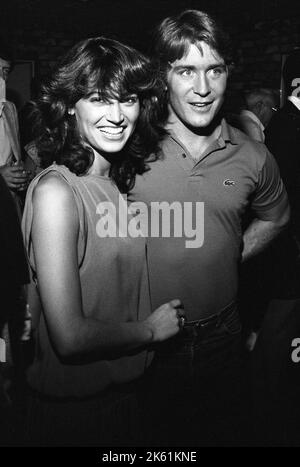 Kim Delaney und Lawrence Lau bei der Familienfehde All-Star Prime Time Special Cocktail nach der Party mit Schauspielern vom General Hospital, All My Children, Dynasty und Knott's Landing am 25. Juli 1982. Quelle: Ralph Dominguez/MediaPunch Stockfoto