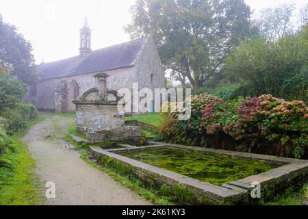 Kapelle Notre Dame de Bonne Nouvelle im Nebel, Frankreich, Bretagne, Locronan Stockfoto