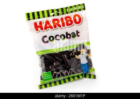 Turin, Italien - 01. Juli 2022: Haribo Cocobat Lakritz-Bonbons gefüllt mit Fruchtaromen, italienische Packung isoliert auf Weiß Stockfoto