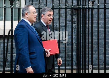 Downing Street, London, Großbritannien. 11.. Oktober 2022. Die Minister nehmen an der ersten Kabinettssitzung in der Downing Street 10 seit der Konferenz der Konservativen Partei in der vergangenen Woche Teil. Michael Ellis QC MP, Generalanwalt und Sir Robert Buckland, Staatssekretär für Wales. Amanda Rose/Alamy Live News Stockfoto