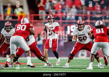 01. Oktober 2022 - Lincoln, NE. US Indiana Hoosiers Quarterback Connor Bazelak #9 in Aktion während eines Fußballspiels der NCAA Division 1 zwischen Indiana Hoosiers und den Nebraska Cornhuskers im Memorial Stadium in Lincoln, NE. .Nebraska gewann 35-21.Teilnahme: 86,804,3 86. aufeinanderfolgende Ausverkauf.Michael Spomer/Cal Sport Media Stockfoto