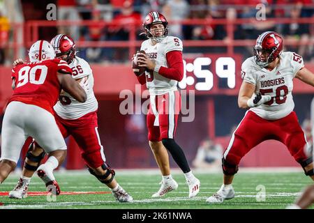 01. Oktober 2022 - Lincoln, NE. US Indiana Hoosiers Quarterback Connor Bazelak #9 in Aktion während eines Fußballspiels der NCAA Division 1 zwischen Indiana Hoosiers und den Nebraska Cornhuskers im Memorial Stadium in Lincoln, NE. .Nebraska gewann 35-21.Teilnahme: 86,804,3 86. aufeinanderfolgende Ausverkauf.Michael Spomer/Cal Sport Media Stockfoto