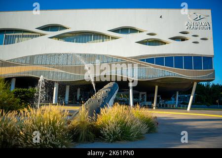 Antalya, Türkei - 26. September 2022: Der Bau des Antalya Aquariums mit dem längsten Tunnel der Welt an einem sonnigen Tag Stockfoto