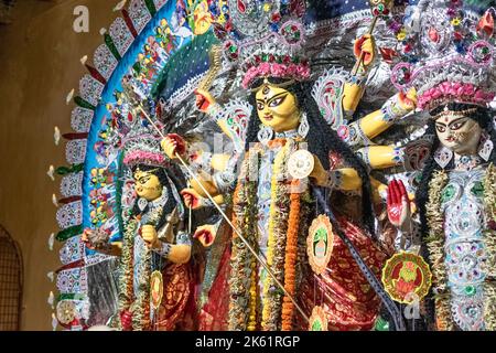 Bild von Durga Idol in einem Zamindar-Haus im Süden von 24 Parganas. Der etwa 350 Jahre alte Pujo ist in dieser Region sehr berühmt. Stockfoto