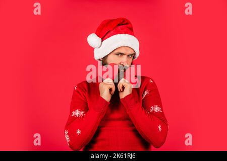 Verlieben Sie sich. Kerl tragen Weihnachtsmütze. Frohe weihnachten und Frohes neues Jahr. Ich liebe dich. Kalte Tage. Warme Herzen. Begrüßen Sie Weihnachten in Ihrem Herzen. Gut Aussehend Stockfoto