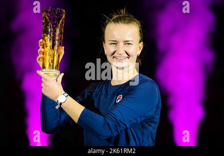 Barbora Krejcikova posiert mit der Champions-Trophäe nach dem Finale des Tennisturniers AGEL Open WTA 500 2022 am 9. Oktober 2022 in Ostrava, Tschechien - Foto: Rob Prange/DPPI/LiveMedia Stockfoto