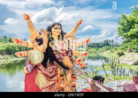 Der Ganges-Fluss Verschmutzungswehen steigen mit dem Abschluss von Durga Idol Immersion Stockfoto