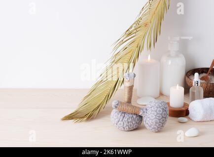 Weihnachten und Zero Waste, umweltfreundliche Verpackungsgeschenke in Kraftpapier auf einem Holztisch, Öko-weihnachtskonzept, Öko-Dekor-Banner Stockfoto