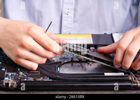 Hands Fixing Motherboard von pc oder Laptop Notebook Nahaufnahme in Betrieb. Reparatur von Laptops. Stockfoto