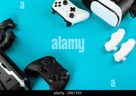 VR-Headset auf farbigem Tischhintergrund Stockfoto